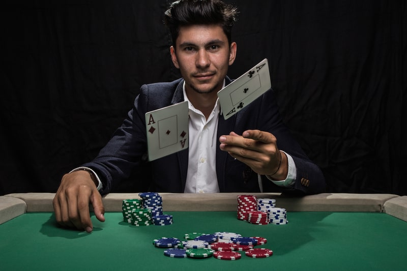 Vì sao ta phải đoán bài trong game Poker?
