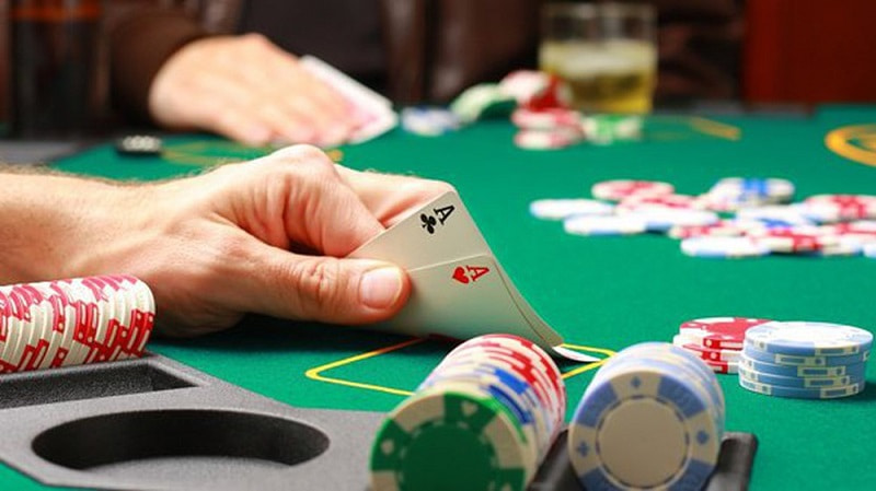 Sự khác biệt giữa poker live và poker online
