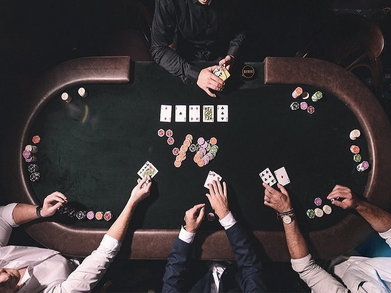 Newbie thì nên chơi Poker live hay Poker online?